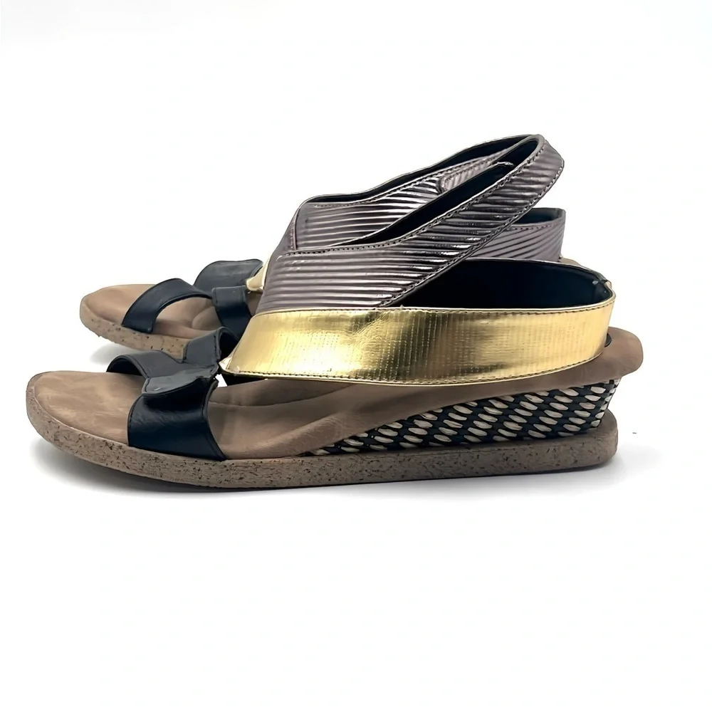 Modzori Palmyra Low Wedge Travel REVERSIBLE Sandal Black, Gold & Silver Size 9